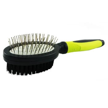 Eine doppelseitige Haustierbürste mit einer Stiftseite zum Entwirren und einer Borstenseite zum Glätten, mit einem schwarzen und leuchtend gelben Griff.