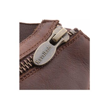 Nahaufnahme eines braunen Lederreißverschlusses mit einem Metallgriff, der den Markennamen 'Kavalkade' trägt.