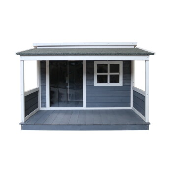 Graues und weißes hölzernes Haustierhaus mit überdachter Veranda, kleinem Fenster und transparenter Vinyl-Türklappe.