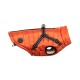 Eine orangefarbene, gesteppten Hundejacke mit einem schwarzen Geschirranschluss und einem runden Logopatch, mit einem weichen Innenfutter.