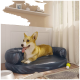 Ein entspannter Corgi liegt auf einem blauen Haustierbett in einem gemütlichen Raum, mit einer weißen Futterschüssel und Spielzeugen in der Nähe.