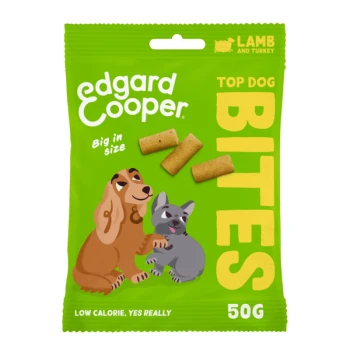 Grüne Verpackung mit Edgard Coopers "Top Dog Bites" mit Bildern eines braunen Hundes und eines grauen Hundes, die Lamm- und Truthahn-Geschmack hervorheben.