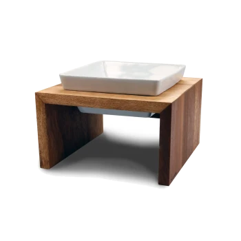 Erhöhte Holz-Futternapfhalterung mit einer weißen quadratischen Keramikschale; modernes Design, kein lesbarer Text.