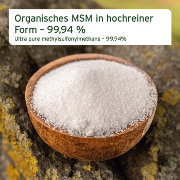 Organisches MSM in hochreiner Form - 99,94 %; Ultra reines Methylsulfonylmethan - 99,94 %, in einer Holzschale auf einer strukturierten Oberfläche präsentiert.