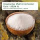 Organisches MSM in hochreiner Form - 99,94 %; Ultra reines Methylsulfonylmethan - 99,94 %, in einer Holzschale auf einer strukturierten Oberfläche präsentiert.