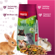 Eine Tüte PANTO Nagerfutter für Kleintiere, mit bunten Pellets und Samen, mit einem Kaninchen, Hamster und Chinchilla in der Nähe.