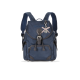 Navy-blauer Haustiertrage-Rucksack mit verstellbaren Riemen, mit einer Fronttasche, einem dekorativen Schlüsselanhänger und "WILD HAZEL" auf der Oberseite gestickt.