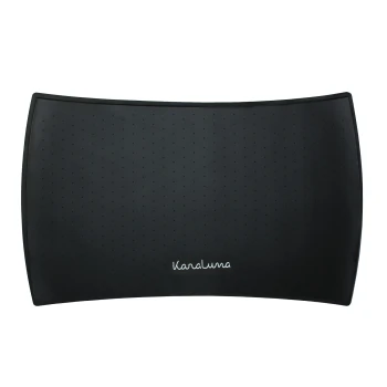 Schwarze Futtermatte für Haustiere mit einer strukturierten Oberfläche und dem Markennamen 'Karaluna', der in Weiß in der unteren rechten Ecke gedruckt ist.