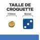 Image montrant la comparaison de taille des croquettes pour animaux : une croquette ronde de 7,5 mm à côté d'un dé bleu mesurant 16 mm, avec le texte "TAILLE DE CROQUETTE."