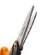 Nahaufnahme einer Edelstahlschere mit orangefarbenem Griff, FISKARS-Logo auf der Klinge sichtbar.
