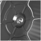 Nahaufnahme des Innenraums einer grauen Haustierfutterschüssel, mit einem strukturierten Design und einem zentralen metallischen Befestigungspunkt.