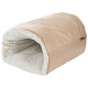 Beige Haustierhöhlenbett mit weichem weißem Plüsch-Innenraum, für kleine Haustiere entworfen, mit kleinem braunem Etikett an der Seite.