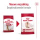 Vergelijking van Royal Canin hondenvoerverpakkingen, met 'Medium 7+' aan de linkerkant en de nieuwe 'Medium Adult 7+' aan de rechterkant, met een geoptimaliseerde formule.