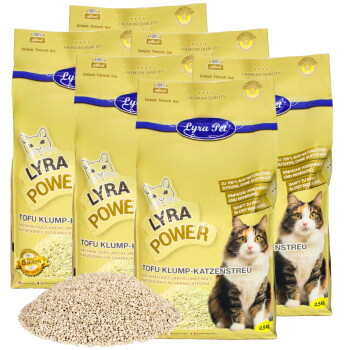 Lyra Pet Power Tofu Katzenstreu-Tüten gestapelt mit einem Haufen Streu davor; zeigt ein Katzenbild und Text in Deutsch über natürliche Inhaltsstoffe.