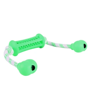 Grünes Hundespielzeug mit einem strukturierten Griff und zwei runden Enden, verbunden durch ein weiß-grün gestreiftes Seil.