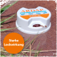 Weiße ARDAP-Ameisenköderstation auf einer braunen Oberfläche, umgeben von grünem Gras, mit Ameisen, die sich dem Köder nähern. Der Text lautet "Starke Lockwirkung."