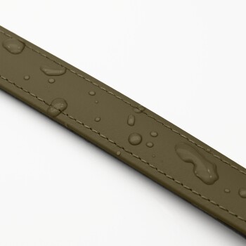 Eine Nahaufnahme einer wasserdichten olivgrünen Hundeleine mit Wassertropfen auf der Oberfläche, die ihre Haltbarkeit und ihr Design zeigt.