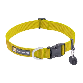 Ein leuchtend gelbes Hundehalsband mit einer stabilen Schnalle und einem Metall-D-Ring zur Befestigung der Leine, mit dem Logo 'RUFFWEAR'.