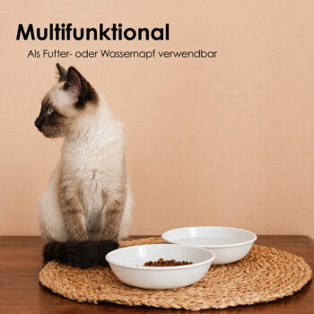 Eine Siamkatze sitzt neben zwei weißen Schüsseln auf einem geflochtenen Teppich, mit Text darüber, der "Multifunktional" und "Als Futter- oder Wassernapf verwendbar" besagt.