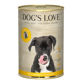 Eine Dose "Dog's Love" Hundefutter mit einem schwarz-weißen Hund, der sich die Lippen leckt, beschriftet mit "90% Huhn", "ohne Getreide" und "Hergestellt in Österreich."