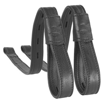 Zwei schwarze Leder-Hundegeschirre mit strukturiertem Finish und Logodetail, mit verstellbaren Löchern zur Größenanpassung.