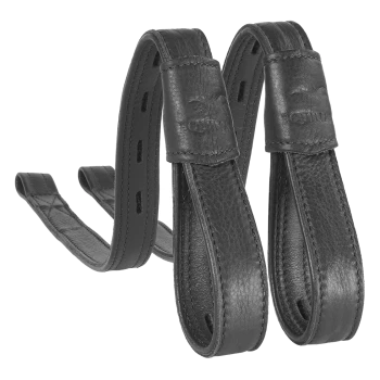 Zwei schwarze Leder-Hundegeschirre mit strukturiertem Finish und Logodetail, mit verstellbaren Löchern zur Größenanpassung.