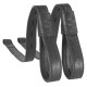 Zwei schwarze Leder-Hundegeschirre mit strukturiertem Finish und Logodetail, mit verstellbaren Löchern zur Größenanpassung.