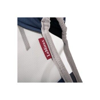 Nahaufnahme eines LeMieux-Haustierprodukts mit einem weichen, grauen Fleece-Futter und einem marineblauen Außenbereich, das das Markenlabel zeigt.