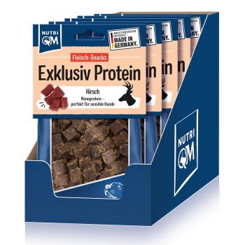 Verkaufsdisplay von Nutri QM Exklusiv Protein Hirsch Hundesnacks: 'Fleisch-Snacks', 'Monoprotein', 'Made in Germany'.