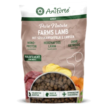 Ein 12,5 kg Sack Aniforte PureNature Farms Lamm Hundefutter, mit einem grauen Hund, hebt "herzhaftes Lamm mit Süßkartoffel" hervor und ist glutenfrei.