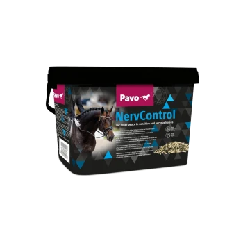 Eimer mit Pavo NervControl Pferdeergänzung, mit einem schwarzen Design und blauen und weißen geometrischen Mustern, gekennzeichnet für empfindliche und nervöse Pferde.