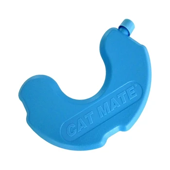 Blaues Kunststoffspielzeug für Katzen mit einer gebogenen Form, geprägt mit dem Logo "CAT MATE."