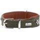 Olivgrünes Lederhalsband mit braunem Innenfutter, silberner Schnalle und Blumen-Nieten, Metallanhänger mit der Aufschrift 'HUNTER'.