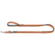 Orangefarbener Hundeleine mit grauem Innenfutter, mit einem Metallclip und einem Schlaufenhandgriff für einfachen Halt.