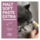Szary kot wącha tubkę oznaczoną "MALT SOFT PASTE EXTRA" trzymaną przez osobę. Ikony przedstawiają metody aplikacji i miskę na jedzenie.