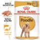 Emballage de nourriture pour chiens Royal Canin Adult Poodle, avec une illustration de caniche, avec un texte mettant en avant la nutrition de la race et la santé du pelage.