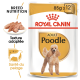 Emballage de nourriture pour chiens Royal Canin Adult Poodle, avec une illustration de caniche, avec un texte mettant en avant la nutrition de la race et la santé du pelage.