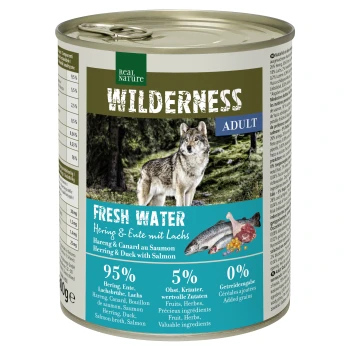 WILDERNESS Nassfutter Hund, Adult, Fresh Water, Hering, Lachs und Ente 6x800 g Eine Dose Real Nature Wilderness Hundefutter mit einem Wolf im Wald, beschriftet mit "FRISCHES WASSER" und listet 95% Fisch und 5% Früchte/Kräuter auf.