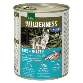 Eine Dose Real Nature Wilderness Hundefutter mit einem Wolf im Wald, beschriftet mit "FRISCHES WASSER" und listet 95% Fisch und 5% Früchte/Kräuter auf.