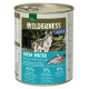 Eine Dose Real Nature Wilderness Hundefutter mit einem Wolf im Wald, beschriftet mit "FRISCHES WASSER" und listet 95% Fisch und 5% Früchte/Kräuter auf.