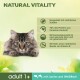 Nahaufnahme des Gesichts einer getigerten Katze mit grünen Blättern, mit "NATURAL VITALITY" und Produktinhaltsstoffen.