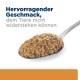 Ein Löffel Haustierfutter mit einer strukturierten, braunen Mischung, begleitet von dem Text "Hervorragender Geschmack, dem Tiere nicht widerstehen können."