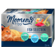 Die Verpackung für Katzenfutter zeigt eine flauschige orangefarbene Katze und liest "Momente zum Genießen Fischauswahl" mit Atlantischem Thunfisch, Pazifischem Thunfisch und Thunfisch mit Garnelen.