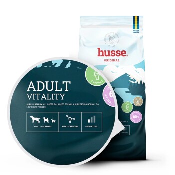 'Valp Plus' Super-Premium-Hundefutterbeutel in Gelb und Grün, betont hinzugefügtes Flohsamen und kein Weizengluten zur Unterstützung der Verdauung.