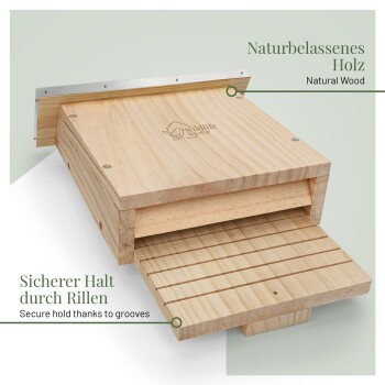 Holzhaustierhaus mit einer Schublade, beschriftet mit "Naturholz" und "Sichere Halterung dank Rillen" auf Deutsch und Englisch.