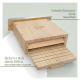 Holzhaustierhaus mit einer Schublade, beschriftet mit "Naturholz" und "Sichere Halterung dank Rillen" auf Deutsch und Englisch.