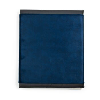 Eine marineblaue Haustierdecke mit schwarzem Rand, ordentlich gefaltet, die eine weiche Textur und ein sauberes Design zeigt.