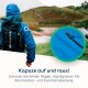 Eine Person in einer blauen wasserdichten Jacke steht im Freien und zeigt Wassertropfen. Text: "Kapuze auf und raus! Scheuen Sie keinen Regen."