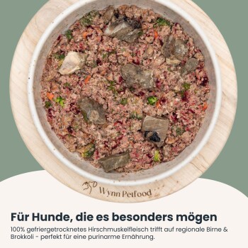 Eine Holzschüssel mit gefriergetrockneten Fleischstücken, Kartoffeln und Äpfeln, mit Text: 'Einfach gesund', 'Regionale Superfoods' und 'BPA-frei.'