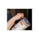 Eine Person hält einen Behälter von "Equine 74 Gastric," einem Pferde-Nahrungsergänzungsmittel, mit Fokus auf dem Deckel und dem Produktetikett.